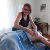 Ruth Müller beim Massieren