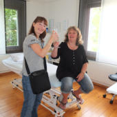 Aufgestellte Besucherinnen